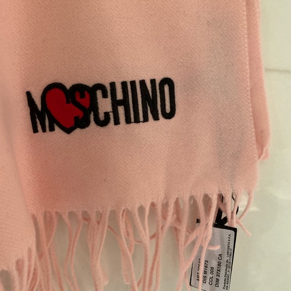 🤞Potential Restock🤞❤️5 ⭐️ ❤️Moschino Heart Scarf - Picture 6 of 6